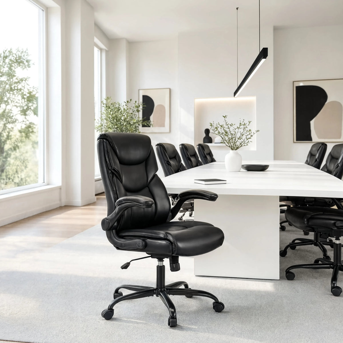 Fauteuil de bureau ergonomique PRESTANCE dans une salle de réunion